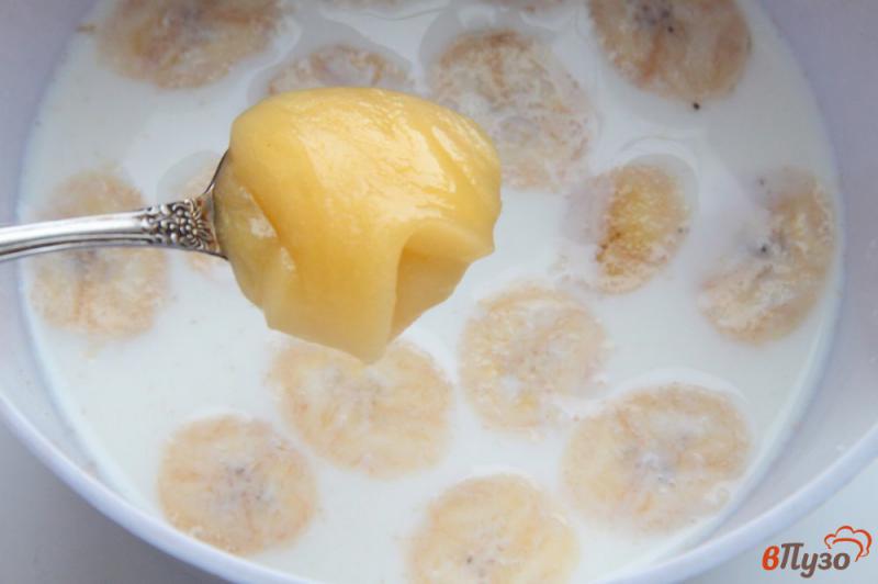 Фото приготовление рецепта: Смузи на молоке с бананом и овсяными хлопьями шаг №4