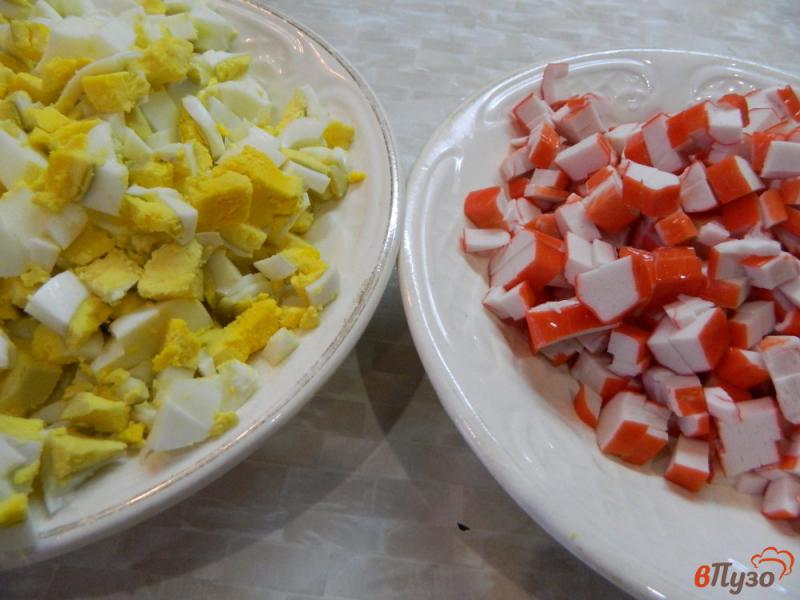 Фото приготовление рецепта: Крабовый салат с плавленным сыром шаг №1