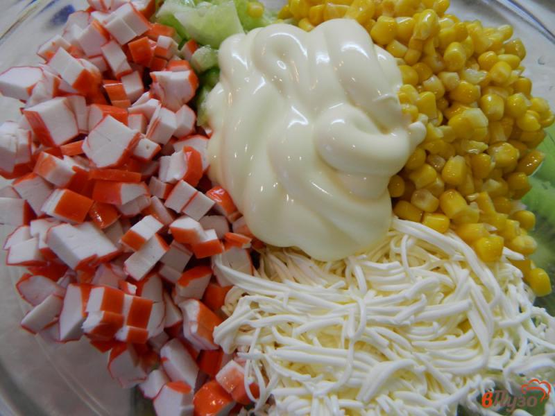 Фото приготовление рецепта: Крабовый салат с плавленным сыром шаг №4