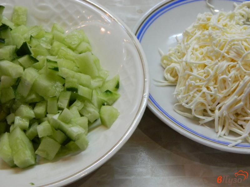 Фото приготовление рецепта: Крабовый салат с плавленным сыром шаг №2