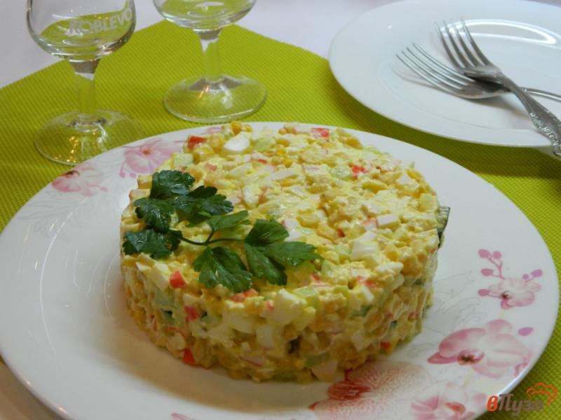 Фото приготовление рецепта: Крабовый салат с плавленным сыром шаг №5