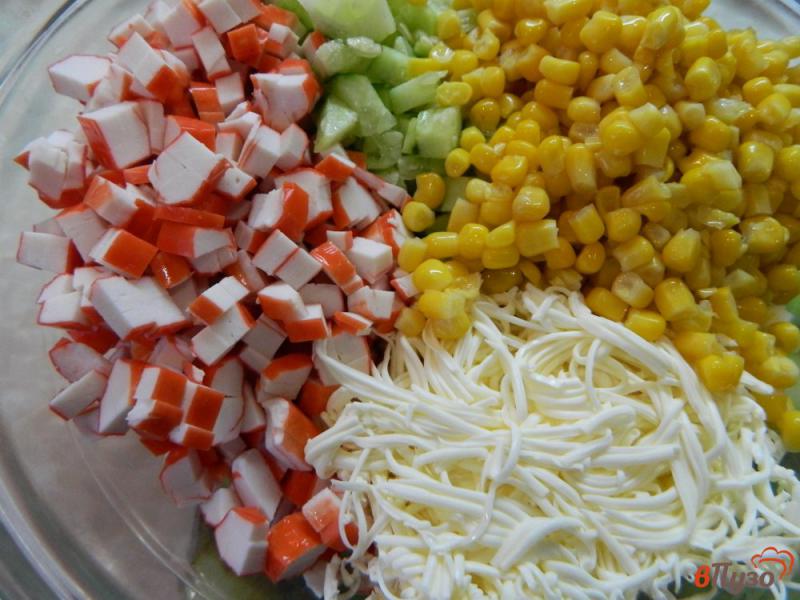 Фото приготовление рецепта: Крабовый салат с плавленным сыром шаг №3
