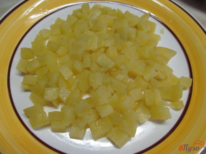 Фото приготовление рецепта: Сельдь с картофелем под маринадом шаг №4