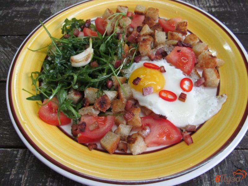 Фото приготовление рецепта: Яйцо с гренками на беконе и рукколой шаг №5