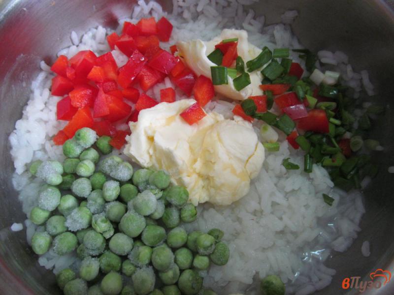 Фото приготовление рецепта: Рисовая каша с горошком и сладким перцем шаг №3