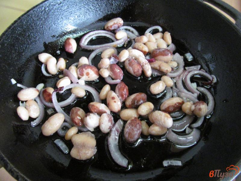 Фото приготовление рецепта: Салат из фасоли с колбасой и огурцом шаг №2
