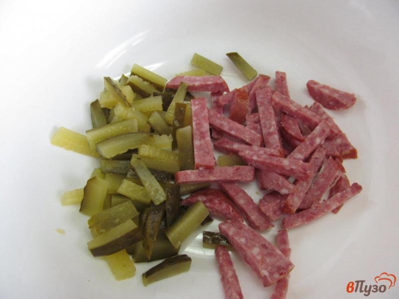 Фото приготовление рецепта: Салат из фасоли с колбасой и огурцом шаг №3