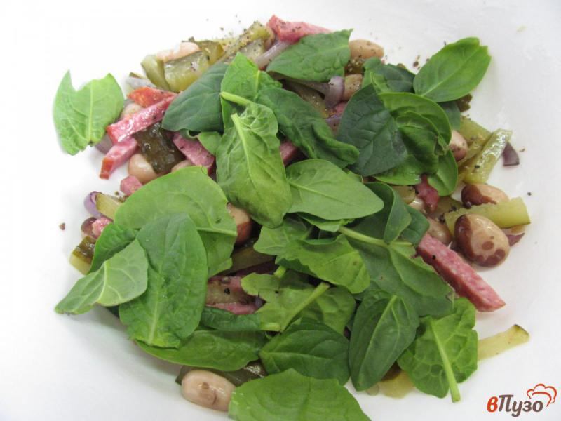 Фото приготовление рецепта: Салат из фасоли с колбасой и огурцом шаг №5
