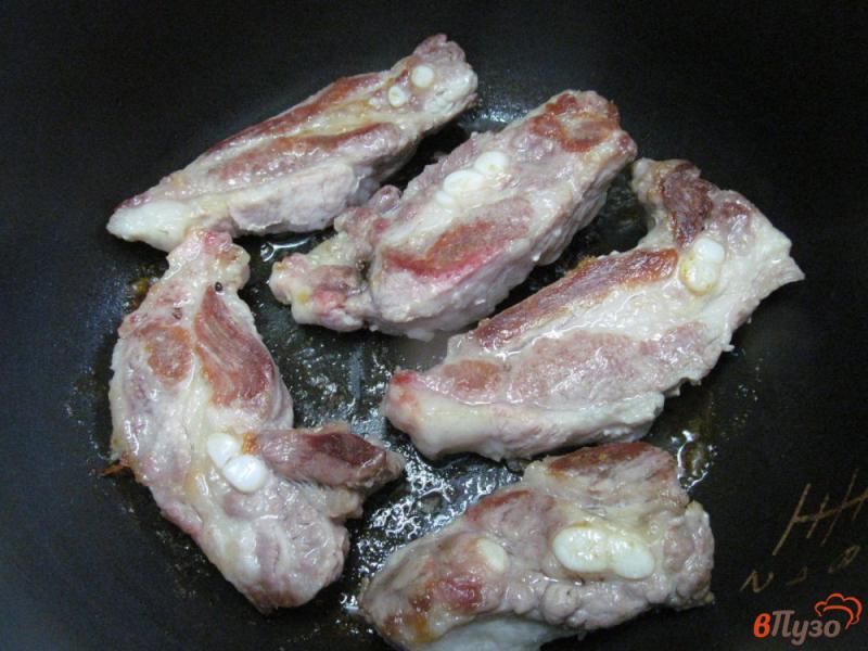 Фото приготовление рецепта: Плов со свиными ребрами в мультиварке шаг №3