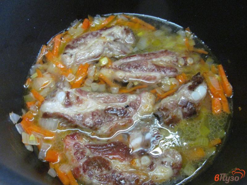 Фото приготовление рецепта: Плов со свиными ребрами в мультиварке шаг №5