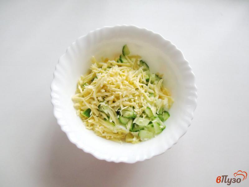 Фото приготовление рецепта: Салат с огурцом, сыром и салями шаг №3