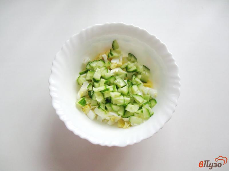 Фото приготовление рецепта: Салат с огурцом, сыром и салями шаг №2