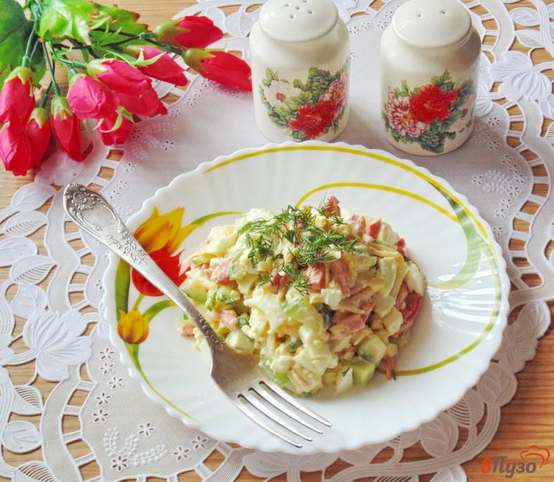 Фото приготовление рецепта: Салат с огурцом, сыром и салями шаг №7