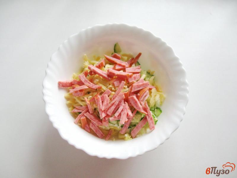 Фото приготовление рецепта: Салат с огурцом, сыром и салями шаг №4