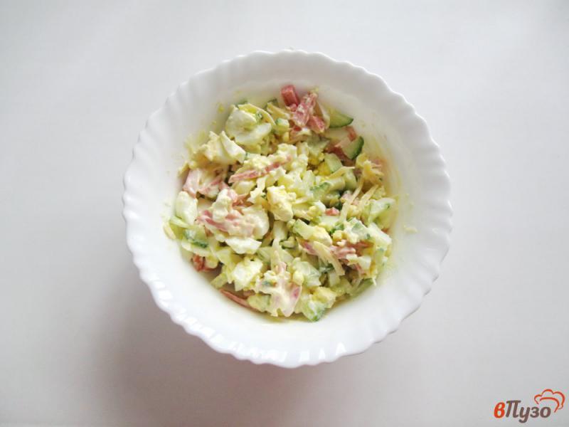 Фото приготовление рецепта: Салат с огурцом, сыром и салями шаг №6