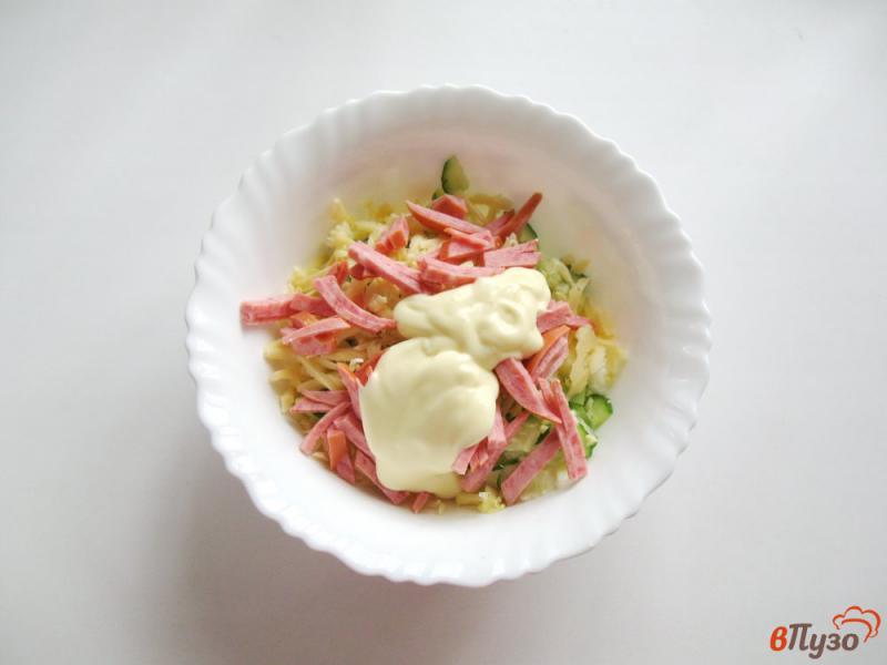 Фото приготовление рецепта: Салат с огурцом, сыром и салями шаг №5