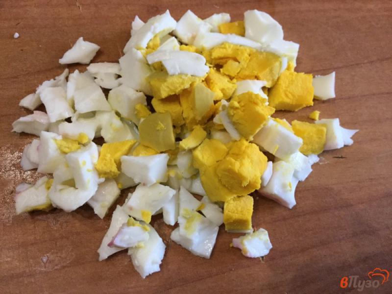 Фото приготовление рецепта: Свекольный салат с яйцами и сыром шаг №3
