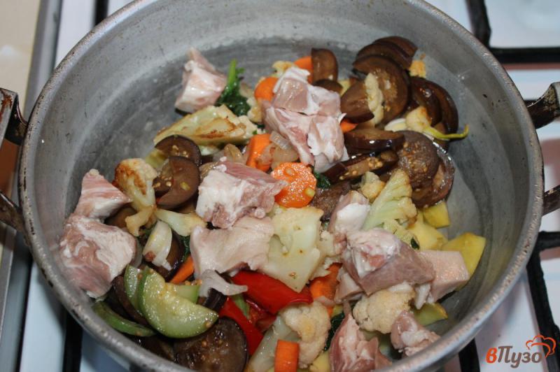 Фото приготовление рецепта: Рагу со свининой, картофелем и цветной капустой шаг №6