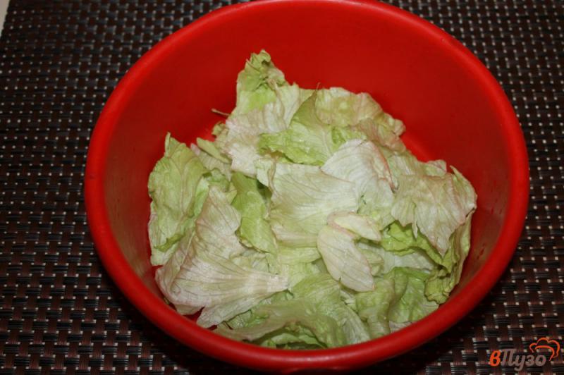 Фото приготовление рецепта: Салат из перца, грибов и салатной капусты шаг №1