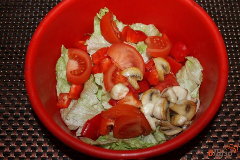 Фото приготовление рецепта: Салат из перца, грибов и салатной капусты шаг №4
