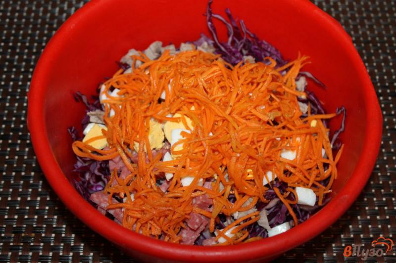 Фото приготовление рецепта: Салат из краснокочанной капусты со свининой, копченой колбасой и яйцом шаг №4