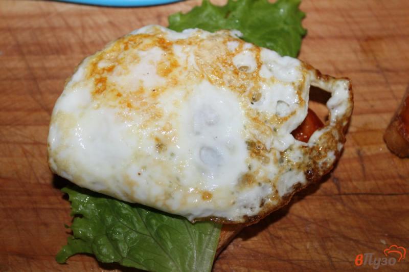 Фото приготовление рецепта: Сэндвич с яйцом, беконом и соленым огурцом шаг №6