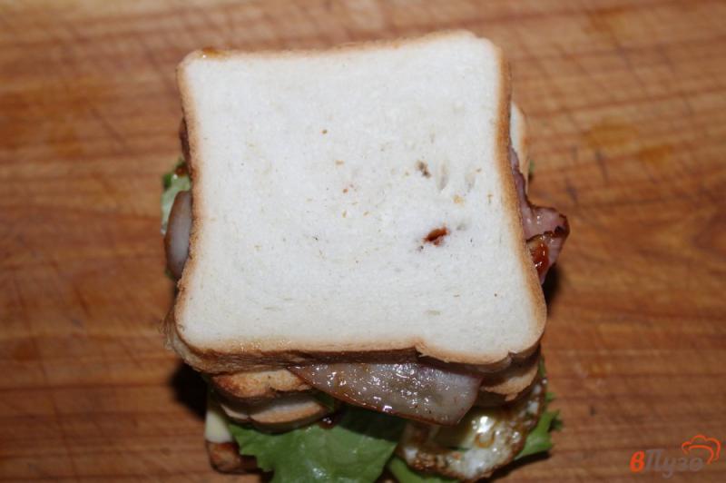 Фото приготовление рецепта: Сэндвич с яйцом, беконом и соленым огурцом шаг №7