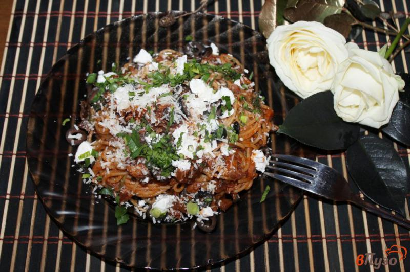 Фото приготовление рецепта: Спагетти с копченой курицей и грибами в томатном соусе шаг №5