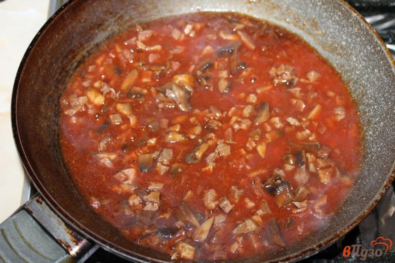 Фото приготовление рецепта: Спагетти с копченой курицей и грибами в томатном соусе шаг №3