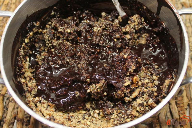 Фото приготовление рецепта: Шоколадные конфеты с черносливом и орехами шаг №7