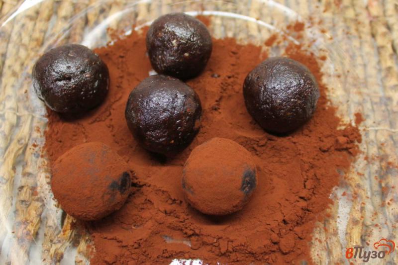 Фото приготовление рецепта: Шоколадные конфеты с черносливом и орехами шаг №8