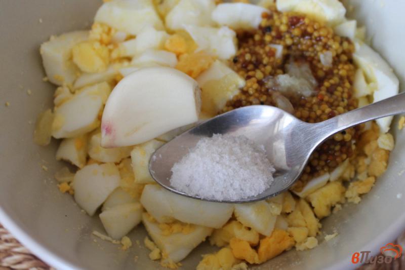 Фото приготовление рецепта: Яичный соус с чесноком и горчицей шаг №3