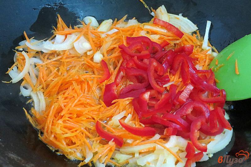 Фото приготовление рецепта: Рис с овощами в соевом соусе шаг №5