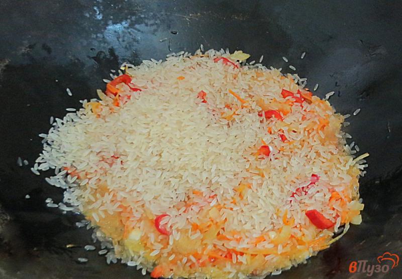 Фото приготовление рецепта: Рис с овощами в соевом соусе шаг №6