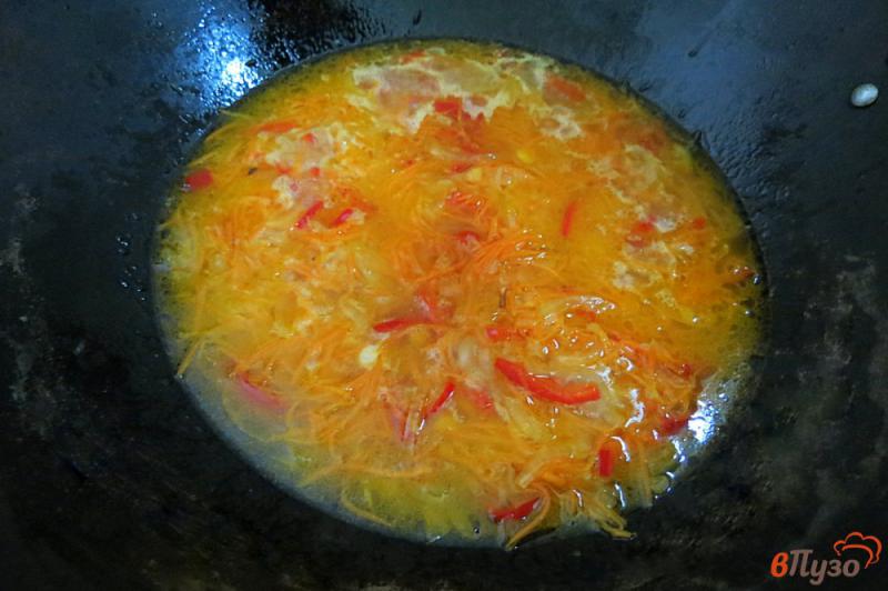 Фото приготовление рецепта: Рис с овощами в соевом соусе шаг №7