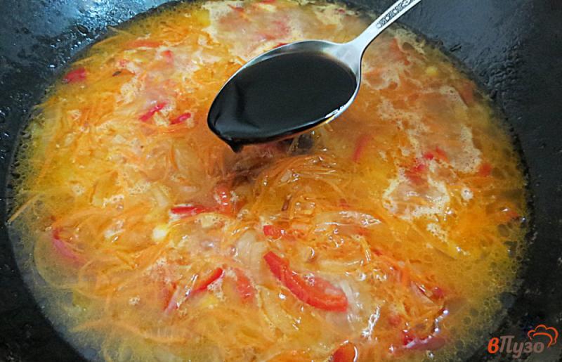 Фото приготовление рецепта: Рис с овощами в соевом соусе шаг №8