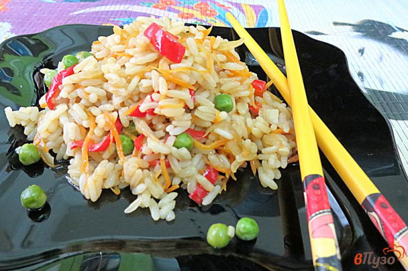 Фото приготовление рецепта: Рис с овощами в соевом соусе шаг №9