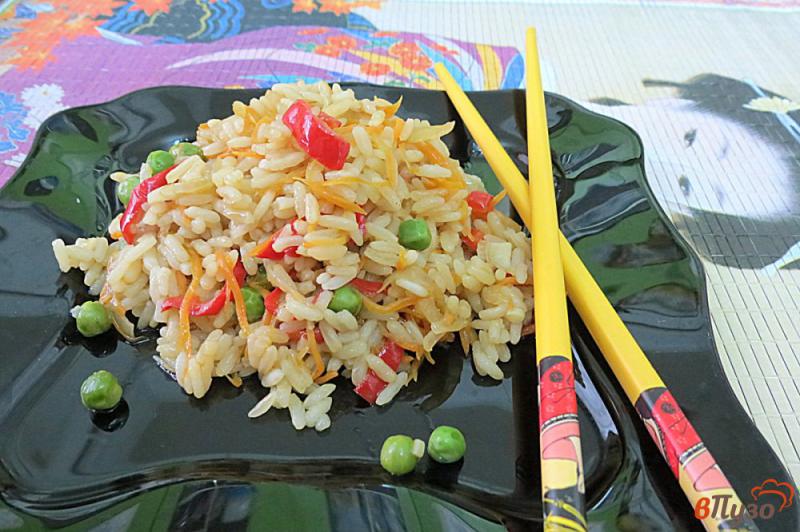 Фото приготовление рецепта: Рис с овощами в соевом соусе шаг №10