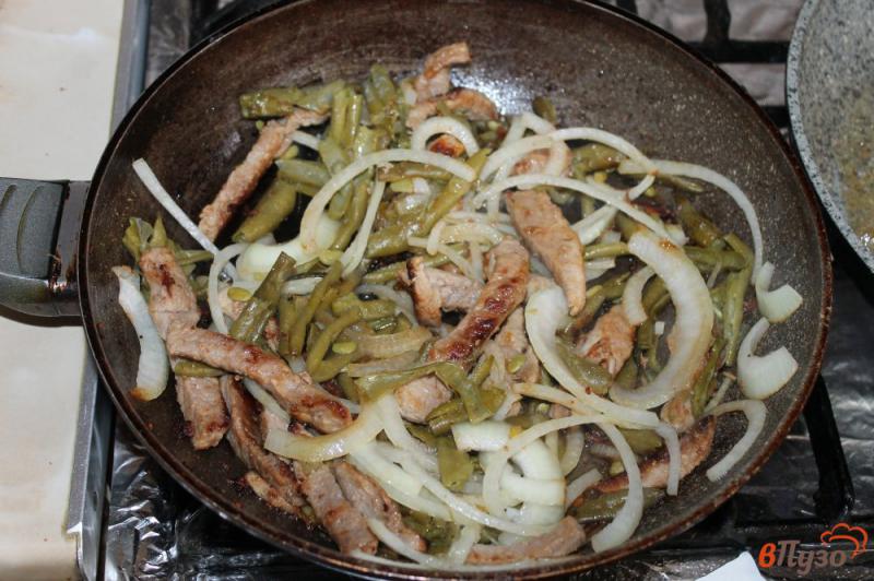 Фото приготовление рецепта: Свинина тушеная с фасолью и шпинатом шаг №3
