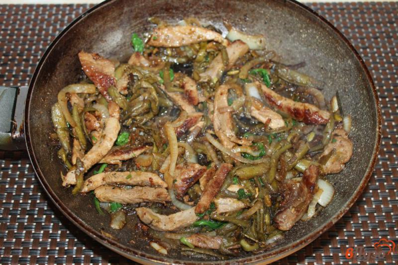 Фото приготовление рецепта: Свинина тушеная с фасолью и шпинатом шаг №4