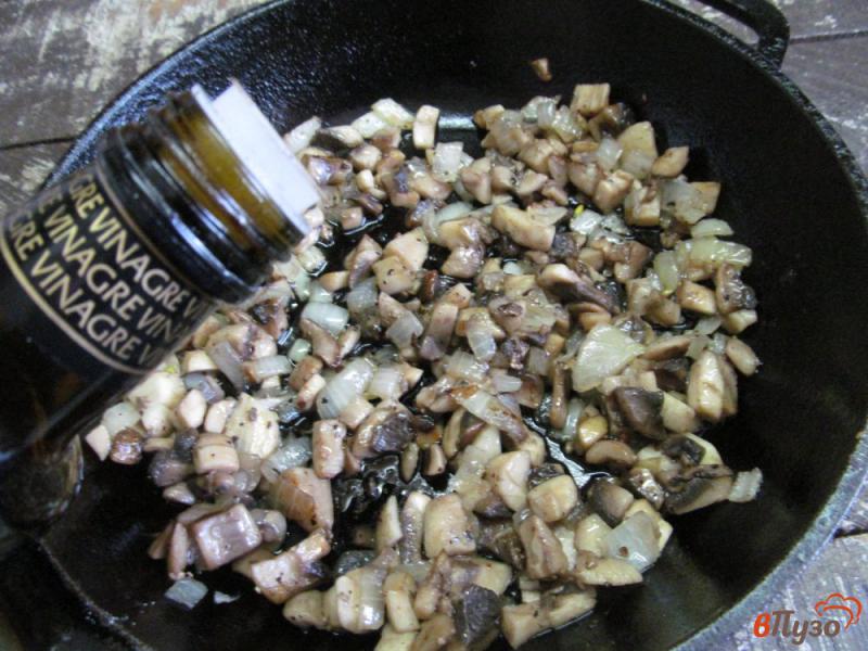 Фото приготовление рецепта: Каша «Артек» с грибами и печенью шаг №4