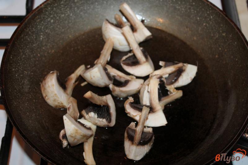Фото приготовление рецепта: Салат с вяленым мясом грибами и сухариками шаг №2