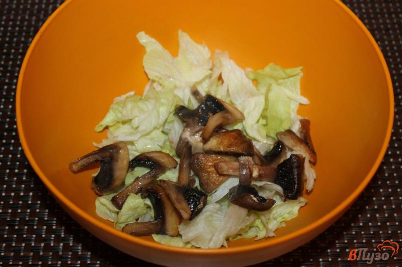 Фото приготовление рецепта: Салат с вяленым мясом грибами и сухариками шаг №3