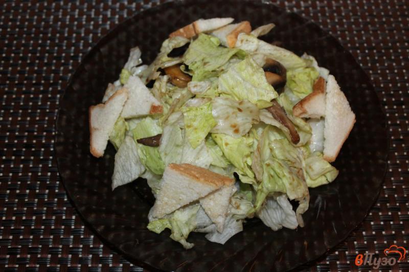 Фото приготовление рецепта: Салат с вяленым мясом грибами и сухариками шаг №4
