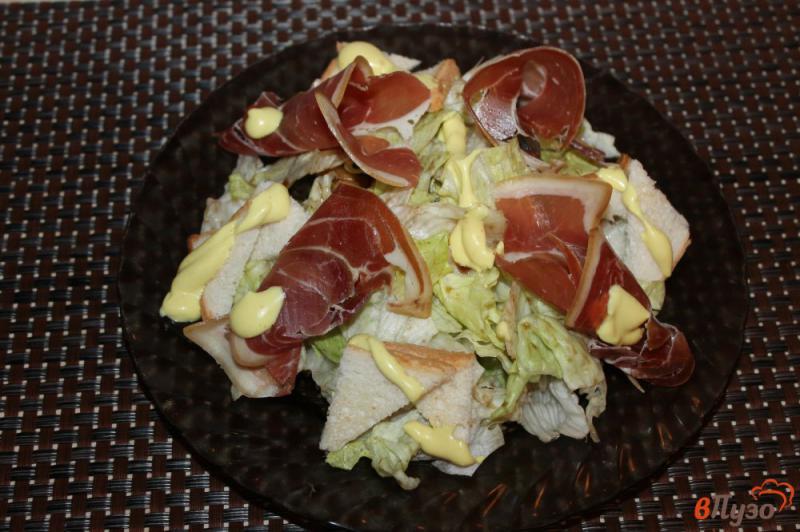 Фото приготовление рецепта: Салат с вяленым мясом грибами и сухариками шаг №5