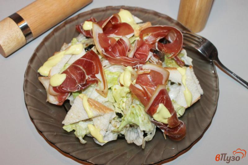 Фото приготовление рецепта: Салат с вяленым мясом грибами и сухариками шаг №6