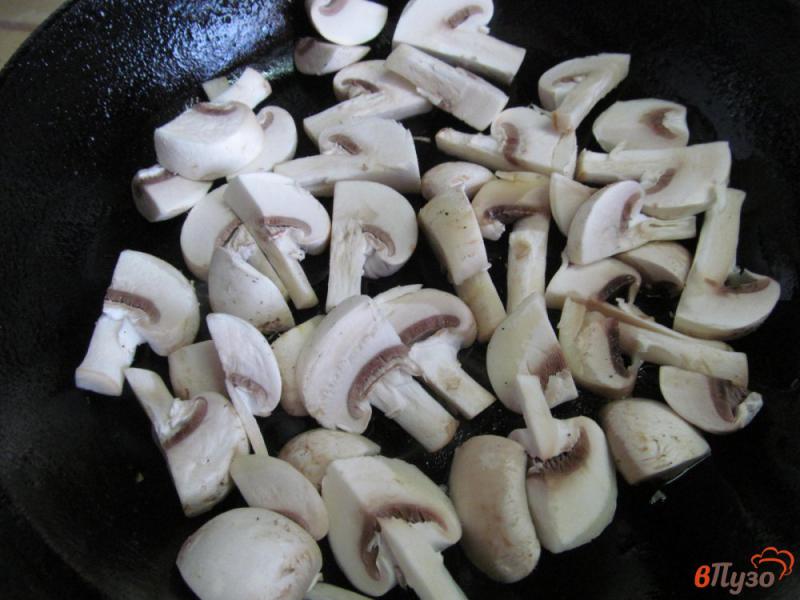 Фото приготовление рецепта: Тушеная капуста с ребрами и грибами шаг №8