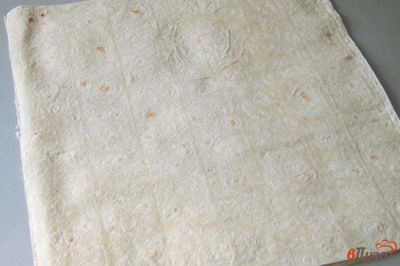 Фото приготовление рецепта: Жареные рулетики из лаваша с сыром шаг №4
