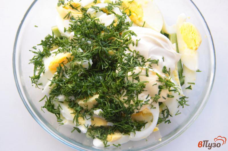 Фото приготовление рецепта: Салат из огурцов с яйцами шаг №3