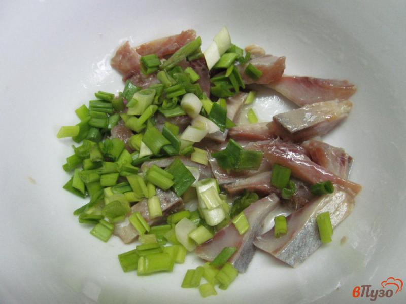 Фото приготовление рецепта: Салат из сельди с болгарским перцем шаг №2
